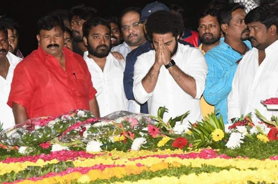 JrNTR-and-Kalyanram-paying-tribute-to-SrNTR-on-his-Death-Anniversary